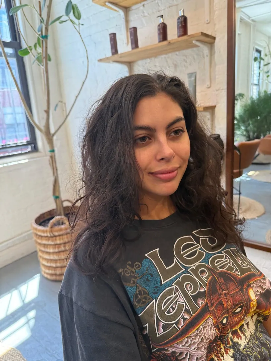 Dark flat hair before a warm layered color service